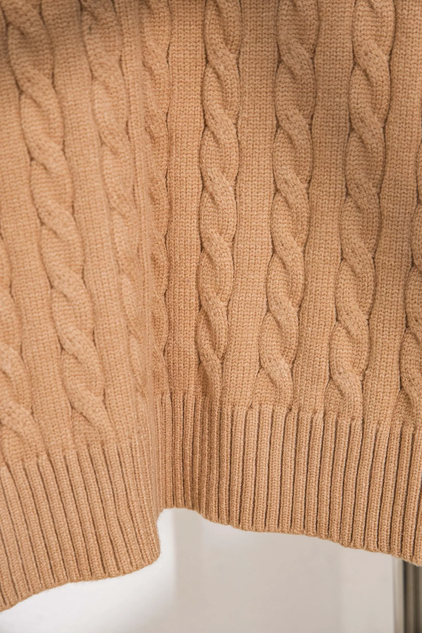P210 model number: Y195 Ralph Lauren men's round neck sweater men's hemp flower original collar sweater. The version is really good-looking. It can be worn alone or as a jacket to be worn inside or outside. The upper body shows personal fashion charm. Four colors are available. The same style for men and women. A must-see item for new summer products. Tag, hanging grain, washed, packaging bag, full set of accessories. Very good appearance, super exquisite workmanship. Size: S-XL